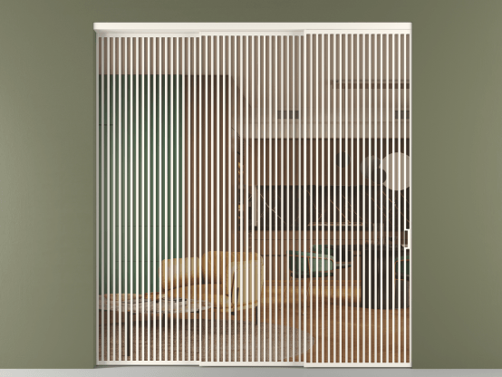 Алюминевая перегородка vn3_06_ Алюминий пудровый белый Прозрачное оранжевое стекло, триплекс, 6мм. Цвет Алюминий пудровый белый. Материал Алюминий в эмали. Коллекция Перегородка Formato внутри проёма 3 створки с синхронным механизмом. Картинка.